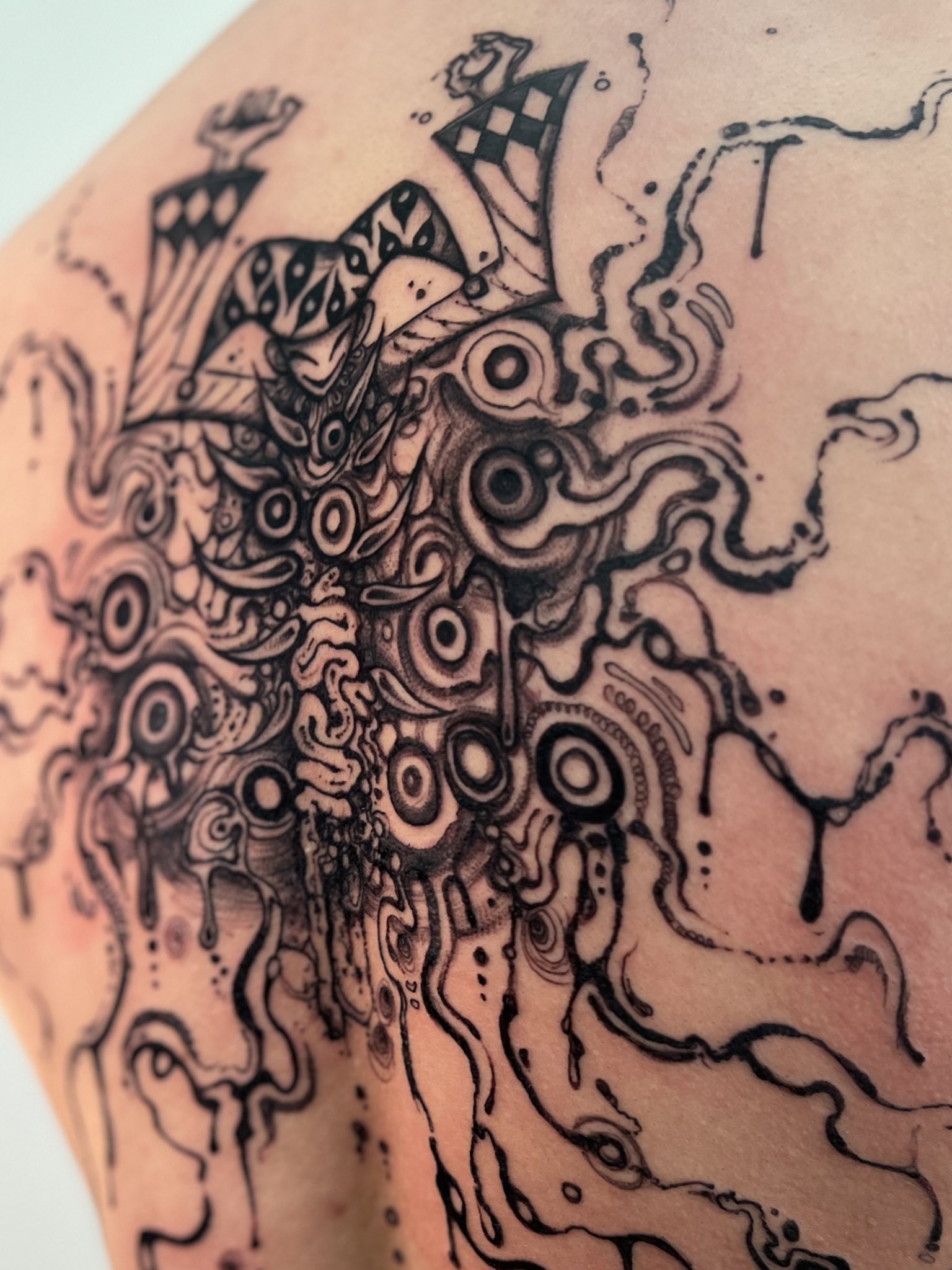 I posted a vid of a black work tat yesterday and alot of ppl didn't like  it. Here's an ornamental black work you may like better. This piece was  done by Ron