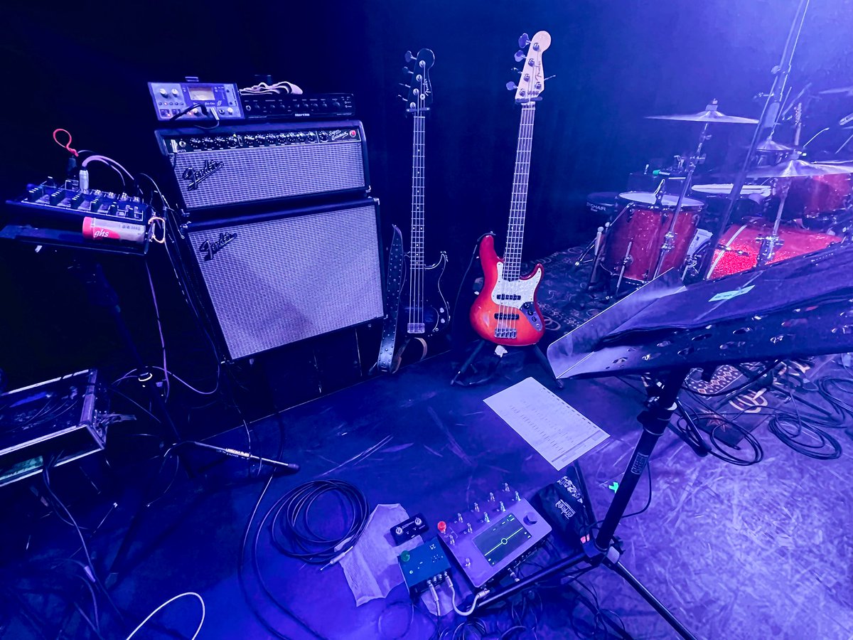 MonkeyWatajik's tweet image. ISA ONEを朝イチ受け取ってそのまま新機材導入しました！
更にFender super bassmanとの組み合わせ最高です！フルチューブ重いけど音は絶品✨
#fender #forcusrite #bass #ISAONE