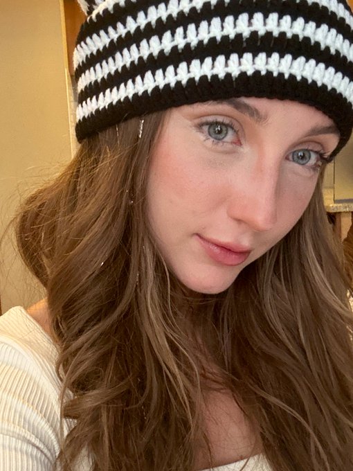 If I don&rsquo;t see snow when I Land I&rsquo;m gonna be sad ❄️ https://t.co/hzbxb9Oioo<a href="/tag/teamskeetmerch"class="tags"><span>#teamskeetmerch</span></a>