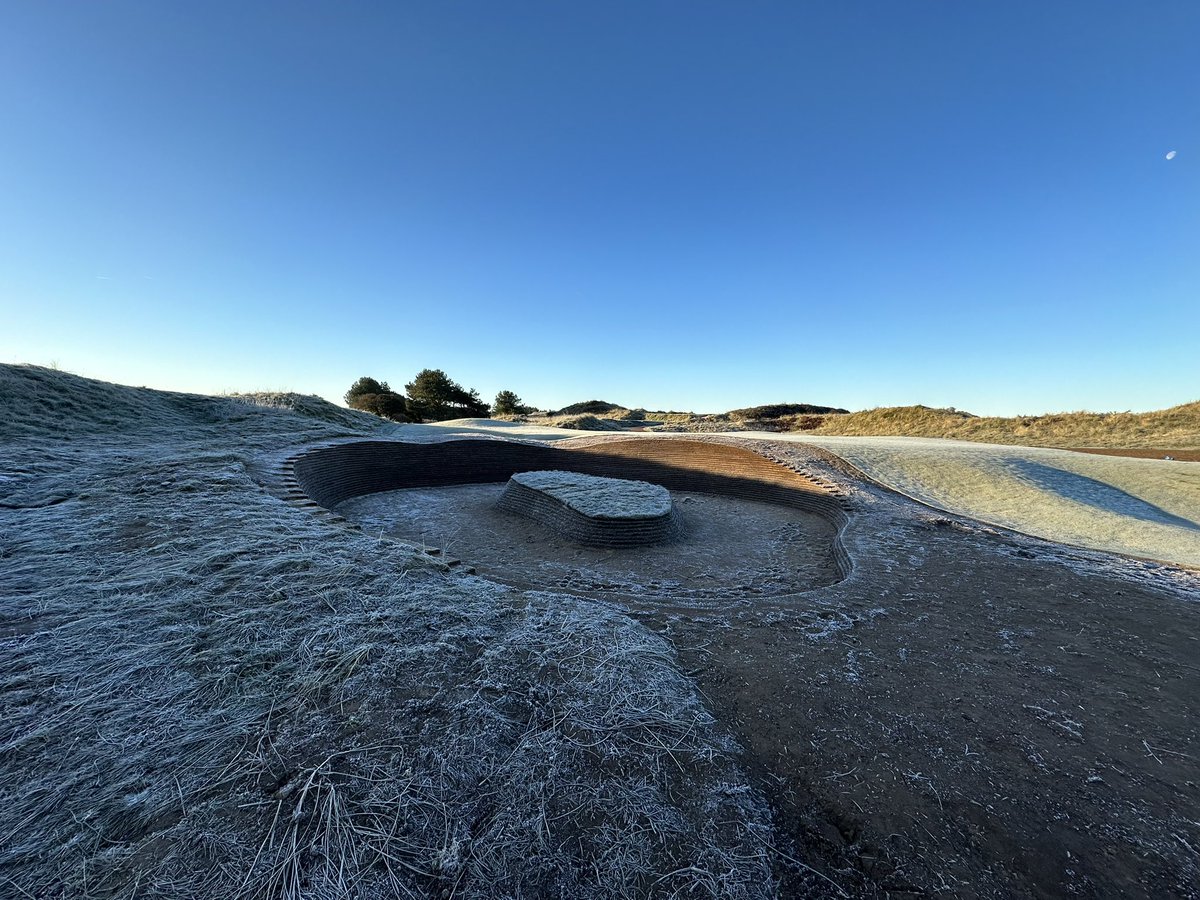 RobMarchbank's tweet image. Revetting bunkers is a true art form - a fusion of engeneering precision and tactical ingenuity! From strategic placement to meticulously crafted defenses! Every detail designed to withstand the links environment and the occasional golf swing 😉 #bunkerart #MilitaryEngineering
