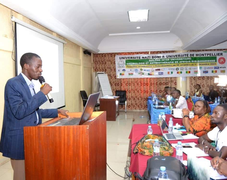 Excited being part of the 6th edition of the inter-university course on antibiology &amp; antibiotherapy in #BoboDioulasso attended by 67 trainees from 12 African countries.  
I provide a presentation on the role of #veterinary and animal health policies preventing #AMR in #Burkina