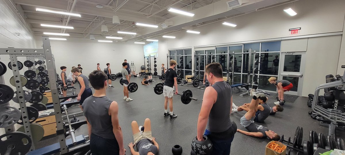 GrimsleyBasket1's tweet image. After a clean sweep of Southwest/Tyson, the Grizzlies worked hard this morning in the weight room.  The 8th grade remained unbeaten in conference with a 61-26 win. @BWHS_Hoops @GrizzlyStrong20 @Gj23simmons @GJHS_Grizzlies