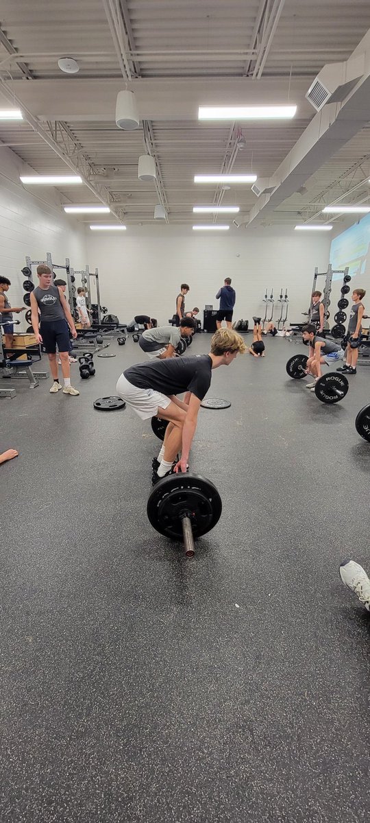GrimsleyBasket1's tweet image. After a clean sweep of Southwest/Tyson, the Grizzlies worked hard this morning in the weight room.  The 8th grade remained unbeaten in conference with a 61-26 win. @BWHS_Hoops @GrizzlyStrong20 @Gj23simmons @GJHS_Grizzlies