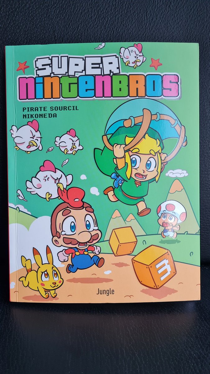 Negi__kun's tweet image. L'arrivage du jour c'est le nouveau tome de Super Nintenbros vol 3 ! \o/
On retrouve nos personnages préférés des univers de Nintendo dans de nouveaux gags complètement absurdes ^^
Merci @Game_B  pour la Magnifique dédicace de Zelda 😍💖