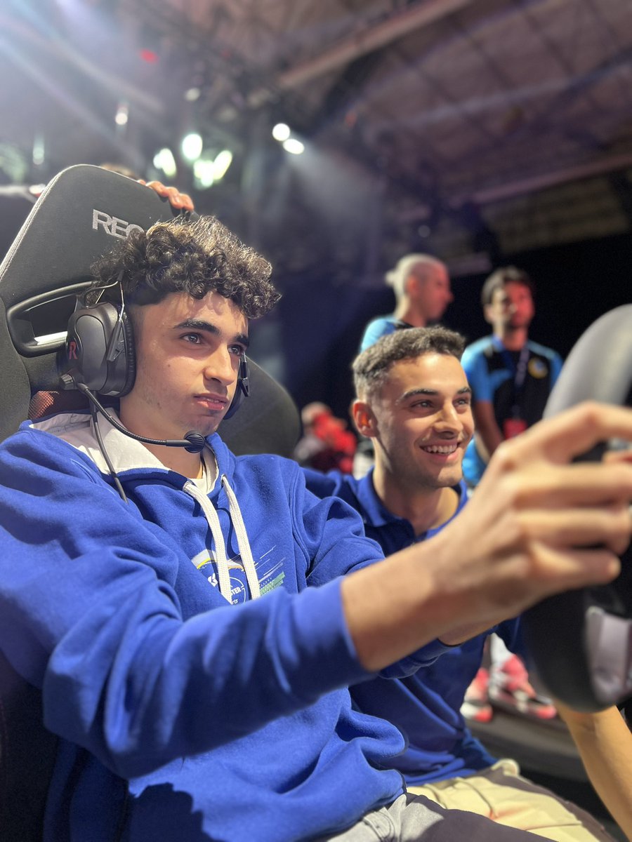 ¡CAMPEONES!🫣🥇🏆

Qué pedazo de carrera, <a href="/CDembilio/">Carlos Dembilio</a> defendiendo el primer stint y <a href="/antonioSK20/">AntonioSK</a> volando en el segundo😈

Nos llevamos la carrera de exhibición por equipos de #GtWorldSeries de #GranTurismo7 organizada por <a href="/PlayStationES/">PlayStation España</a> 🏆