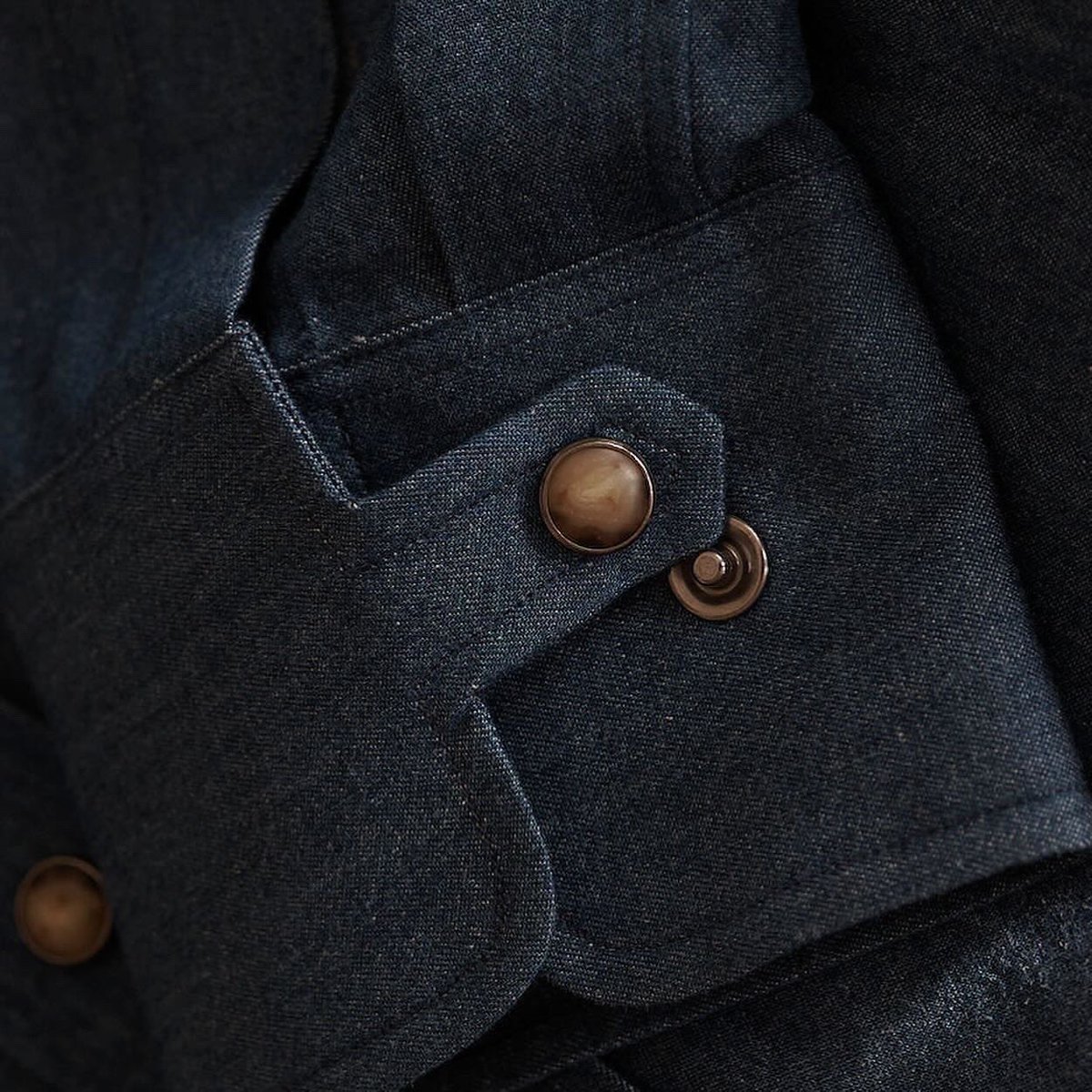 JonathanMezibov's tweet photo. It's All In The Details ~ My signature tab cuff is as distinctive as it is functional. Plus, a few other choice details that further distinguish my Italian-crafted shirts. 

#JonathanMezibov https://t.co/yMQaLpSU6E