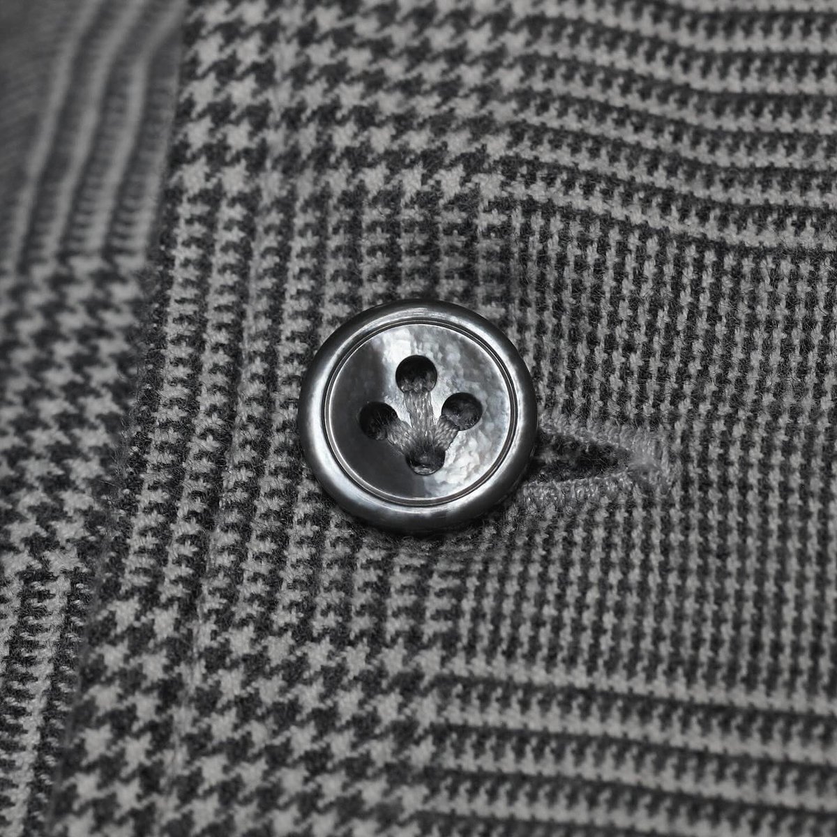 JonathanMezibov's tweet photo. It's All In The Details ~ My signature tab cuff is as distinctive as it is functional. Plus, a few other choice details that further distinguish my Italian-crafted shirts. 

#JonathanMezibov https://t.co/yMQaLpSU6E