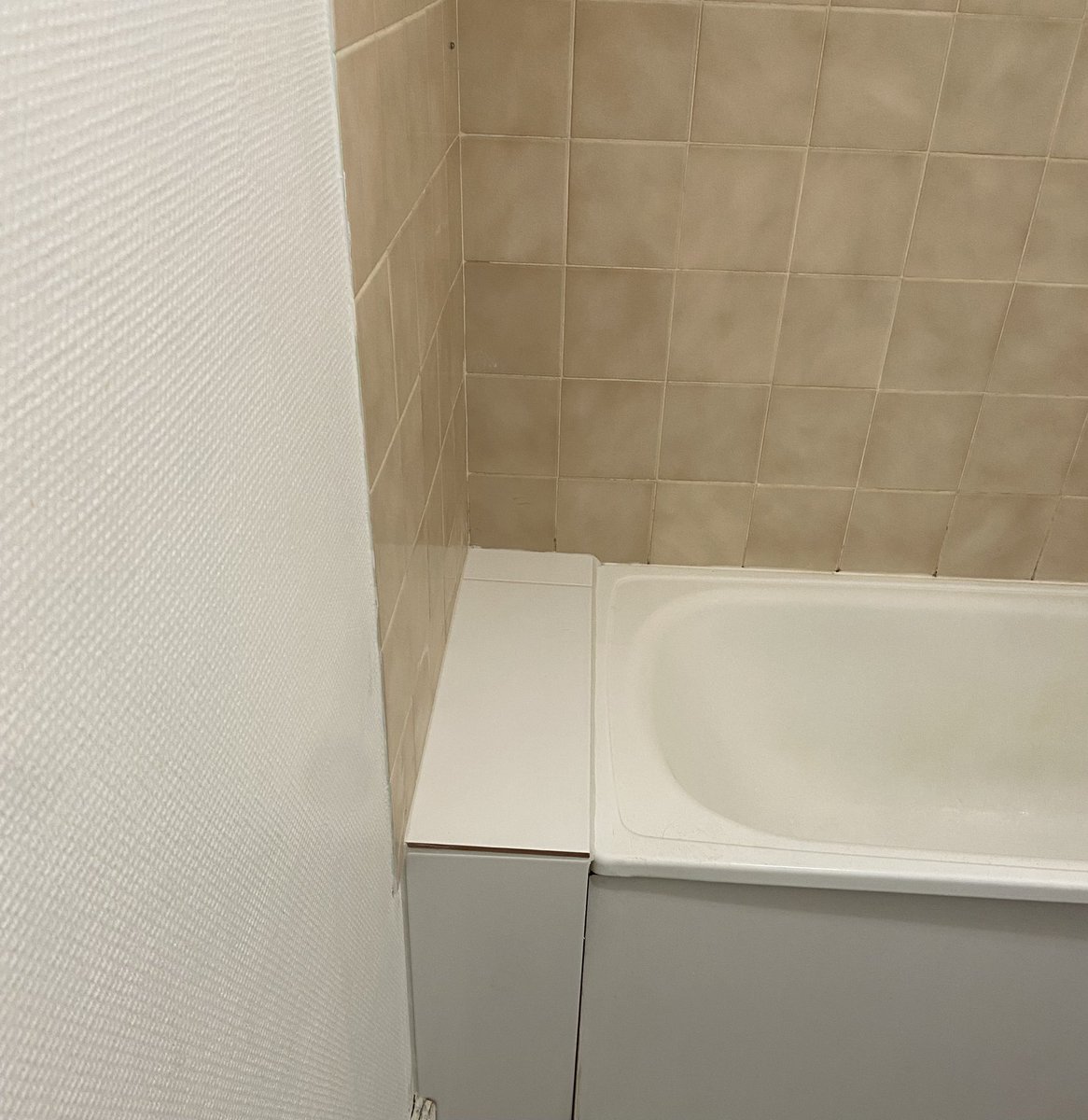 ItsNonma_'s tweet photo. @lenx_69 Vu que je vois que y’a bcp bcp de réponses je vous informe que c’est réparé mdr effectivement il s’avère que le proprio avait fait le coffrage de la baignoire en bois non traité + des joints pas étanches 
(Btw un champignon ça peut pousser en quelques heures) https://t.co/CenXGenq8b