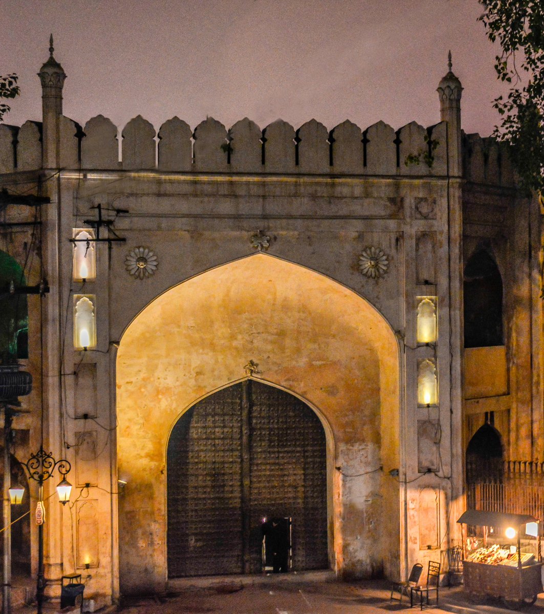 Roshnai Gate, one of the 13 gates within the Walled City of Lahore in Punjab, Pakistan. 
It was the main entry into Lahore for emperors and nobles during the Mughal, and later Sikh period.
📷 Muhammad Ashar (Wikipedia)

#Lahore #Pakistan #MughalEra