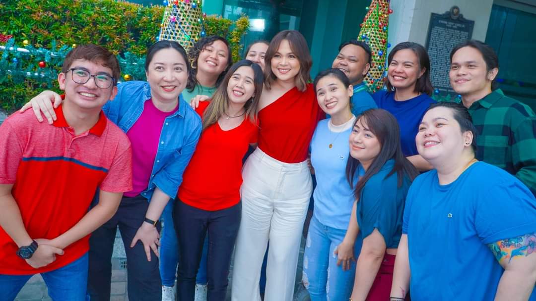 LovelyQueenJ1's tweet photo. Grave kahit simple lng lakas din ng hatak ng mga tao ang Xmas ID ng ABSCBN!! Mabilis ang viewers mapa fb or YouTube man👏❤️💚💙
#JudyAnnFamilyIsForever
#FamilyIsForever
#LegitQueen
#Primesuperstar
#QueenOfPhilippineSoapOpera
#JudyAnnSantos https://t.co/bxcu1S2qOg