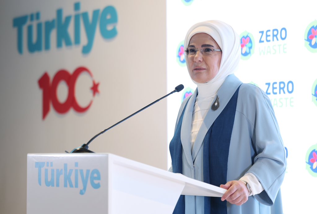 EmineErdogan's tweet photo. Dünya, sınır tanımayan iklim krizi için yeni bir yol talep ederken, farklı coğrafyalarda toplanarak çözüm aramayı çok anlamlı buluyorum. 

Hepimiz mevcut gidişatı değiştirmek için insanın doğayla yeniden gönül bağı kurması gerektiğinin farkındayız.  

İklim krizi ve beraberindeki sınamaları aşmak için, profesyoneller kadar gönüllü çalışmalar hayati bir rol oynuyor. 

Bu nedenle yeryüzünün her köşesindeki “İklim Gönüllüleri” çoğaldıkça, dünyamızı koruma ve kurtarma şansımızın da artacağına yürekten inanıyorum.  

Türkiye’de #SıfırAtık hareketinin mirasçısı olarak gördüğümüz çocuklarımızın birer çevre gönüllüsü olarak yetişmeleri için hayata geçirilen her projenin yegâne hedefi de budur. 

Çözüm yolunda fikirleriyle öncülük edecek çevre dostu gençlerimizi gönülden kutluyorum. 

BM İklim Değişikliği Taraflar Konferansı #COP28 kapsamında Dubai’de gerçekleştirdiğimiz “Yeşil Gelecek için İklim Konuşmaları” programımıza katılan 
değerli lider eşlerine ve uluslararası kuruluşların temsilcilerine katkıları için teşekkür ediyor, organizasyonda emeği geçen herkesi tebrik ediyorum. @csbgovtr