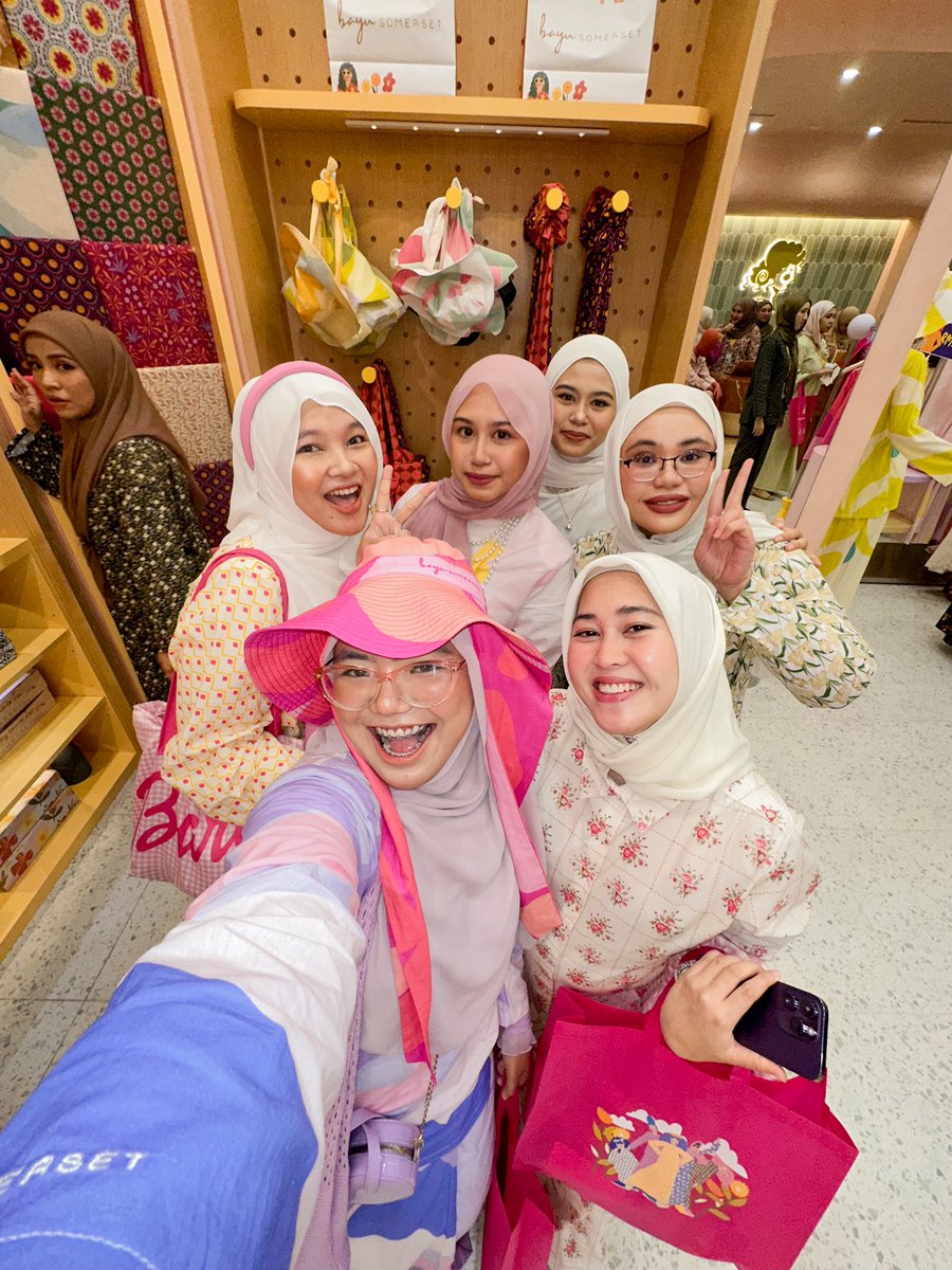 ShuhadahAzman's tweet photo. Bayu somerset grand launching event 🌸

Nervous ya nak jumpe semua waniter cantik ni tapi tula saya sangat seronok harini 🫶🏻 

Nak baju free tak? Jadi la 100 customer terawal @BayuSomerset harini 😍

📍Level 3 , Bayu Somerset https://t.co/ot4ENH0e3B