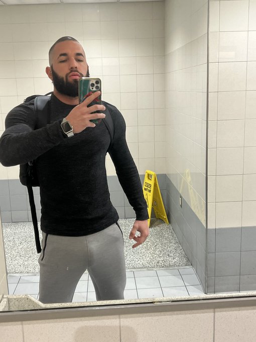 it&rsquo;s always tryna poke out and make an appearance in public 😝 https://t.co/yaWYtOGhWD