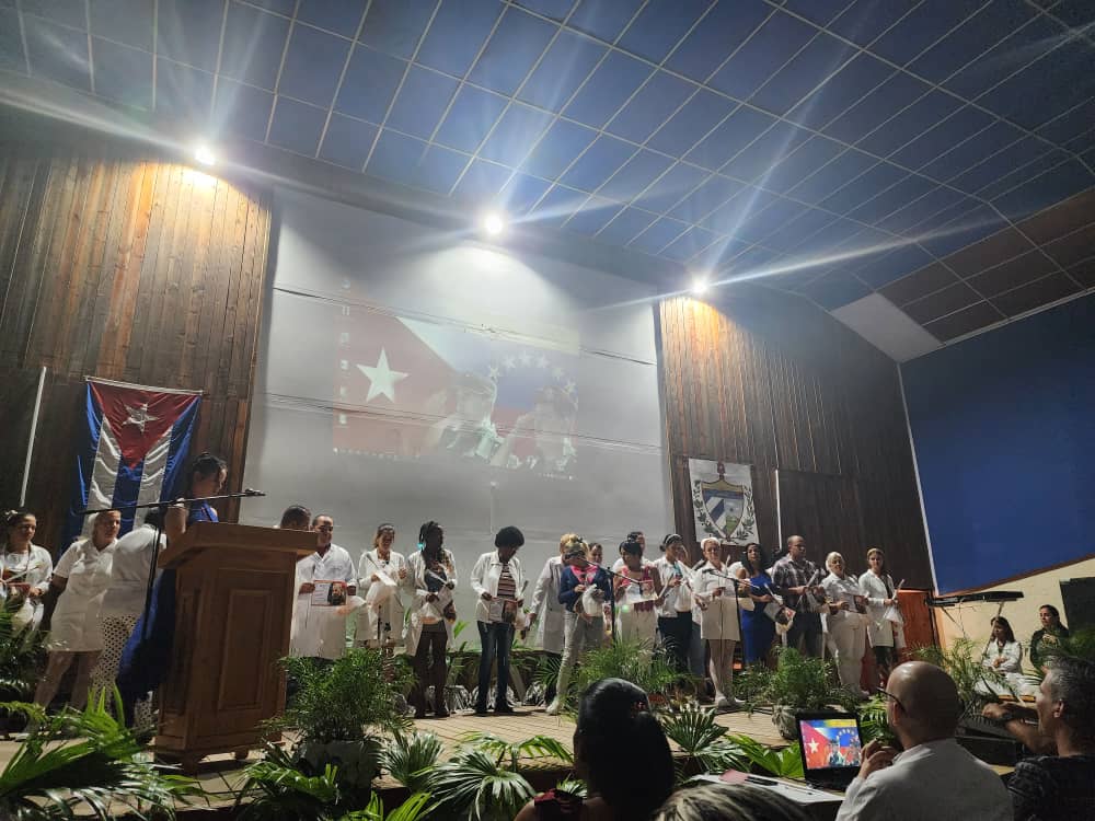 yordan_acanda's tweet photo. Se realiza en el día de hoy en Guane el acto por el día de la Medicina Latinoaméricana. Felicidades para ese Ejército de batas blancas. https://t.co/WYooplYHG1