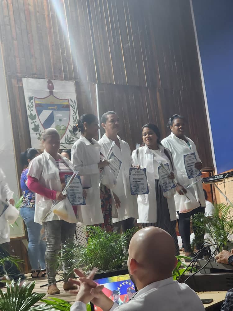 Se realiza en el día de hoy en Guane el acto por el día de la Medicina Latinoaméricana. Felicidades para ese Ejército de batas blancas.