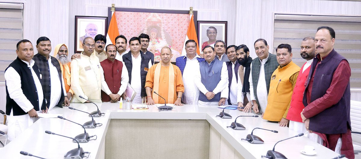 मुख्यमंत्री श्री <a href="/myogiadityanath/">Yogi Adityanath</a> जी महाराज से आज माननीय विधायकगण श्री देवेन्द्र सिंह लोधी जी, स्याना विधान सभा क्षेत्र, श्री चंद्रपाल सिंह लोधी जी, डिबाई विधान सभा क्षेत्र, श्री देवेंद्र राजपूत जी, कासगंज विधान सभा क्षेत्र, श्री वीरेंद्र सिंह जी, मारहरा विधान सभा क्षेत्र, श्री