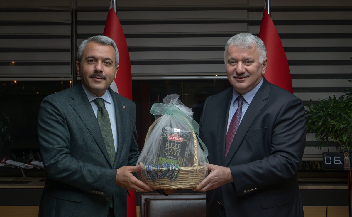✈️#RizeGünleri dolayısıyla İstanbul'da bulunan Valimiz <a href="/ihsanselimb/">İhsan Selim Baydaş</a>, Rize Milletvekili <a href="/avharunmertoglu/">Av Harun Mertoğlu</a> ve <a href="/rizebelediye/">Rize Belediyesi</a> Başkanı <a href="/rahmimetin/">Rahmi Metin</a> ile birlikte Türk Hava Yolları (<a href="/TK_TR/">Türk Hava Yolları</a>) Genel Müdürü @bilaleksithy ile  bir araya geldi. #RizeArtvinHavalimanı’ndaki seferler başta olmak