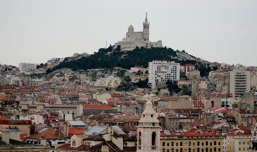 Marseille : deux adolescents de type « nord-africain », âgés de 13 ans et 14 ans, interpellés après avoir menacé plusieurs élèves avec une arme
fdesouche.com/2023/12/01/mar…