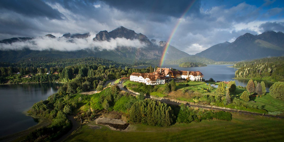 Despedimos la semana con esta magnífica imagen de uno de los hoteles icónicos de nuestra Patagonia.

¿Sabes de cuál se trata? 🌈