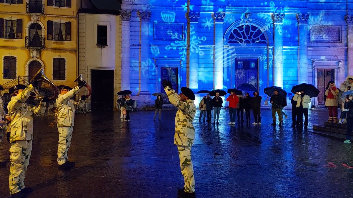 Ouverture du marché #Noel #annecy en fanfare avec <a href="/27eBCA_officiel/">27e Bataillon de Chasseurs Alpins</a> .