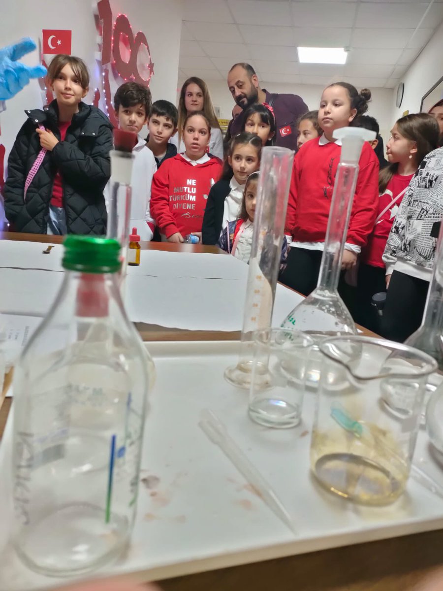 akmeseibrahim's tweet photo. Atatürk Bilim ve Sanat Merkezimizin(BİLSEM) 4006-B #TÜBİTAK Bilim Şenliğinin açılışını gerçekleştirdik. Her standı ayrı ayrı gezerek öğrencilerimizin birbirinden farklı projelerini dinledik ve öğrendik. YEGES çalışmaları kapsamında diğer okullarımızda da devam edecek şenlikte emeği geçen tüm öğretmen ve öğrencilerimizi tebrik ediyor, bizi bilimle buluşturdukları için teşekkür ediyorum.@Yusuf__Tekin @drkayahulya @tcmeb @yalovavaliligi