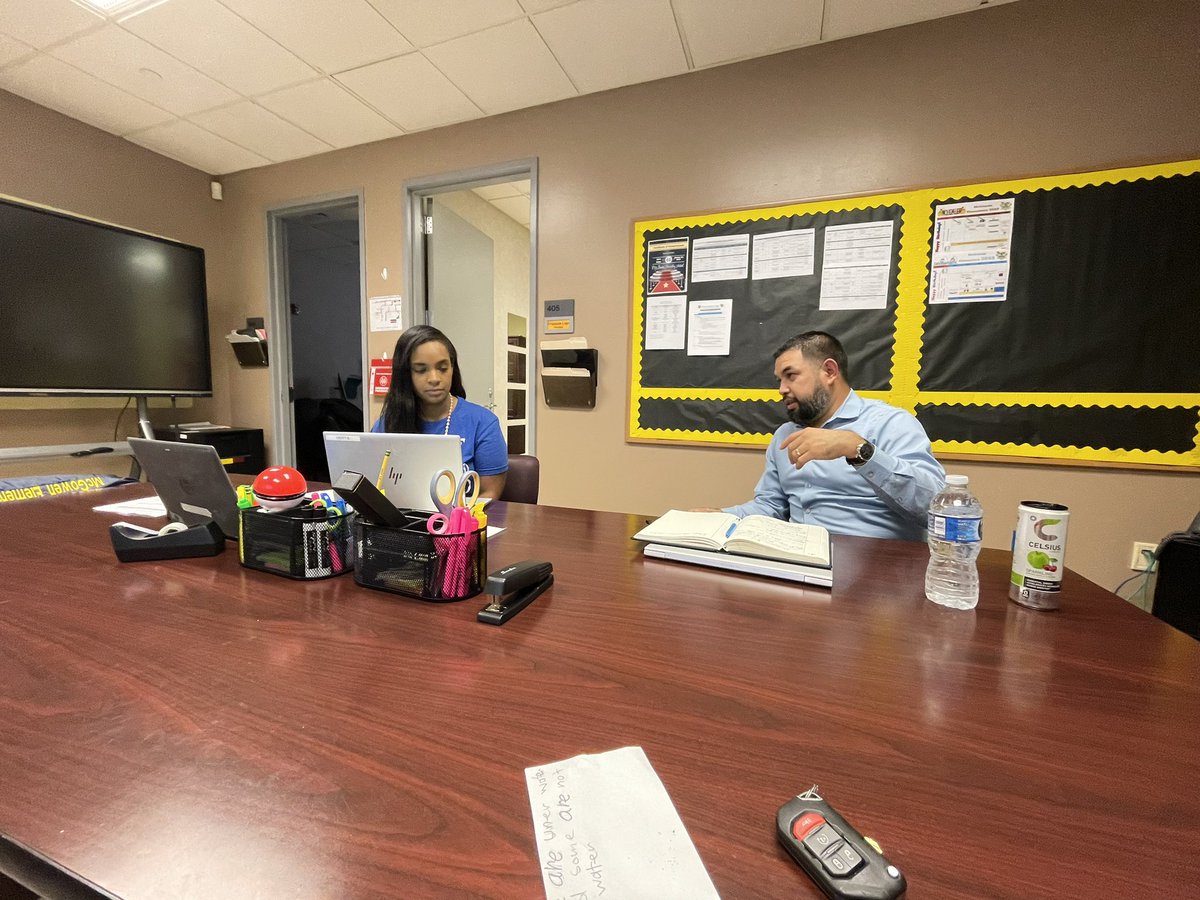 Interim Executive Director, Alvaro Montelongo, role playing a feedback conversation with Principal Lugo! Thanks for being an amazing “next up” leader! 🫶🏿