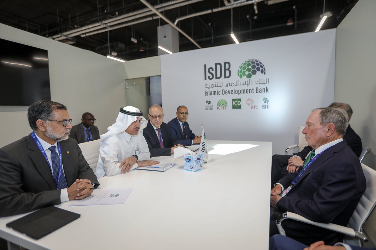 isdb_group's tweet photo. #IsDB President H.E. Dr. Muhammad Al Jasser and @MikeBloomberg commit today on the sidelines of @COP28_UAE, #Dubai to spurring partnership and joining efforts towards inclusive and sustainable development.
The meeting centered on reviewing potential areas of cooperation on: 
•⁠  ⁠Provisioning Essential Social Services to vulnerable and hard-to-reach communities.
•⁠  ⁠Improving livelihoods and socio economic development in IsDB Member Countries. 
•⁠  ⁠Laying the foundations for transformative future for the most fragile and disenfranchised countries and communities.