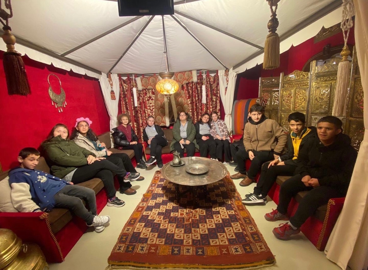 KiracOrtaokulu's tweet photo. 3 Aralık Dünya Engelliler Günü , toplumsal bilinç ve farkındalığı arttırması açısından özel ve anlamlı bir gündür. Bu özel gün vesilesiyle, okulumuzdaki özel öğrencilerimizle 3 Aralık Dünya Engelliler Günü'nü etkinlikler ve geziyle anlamlandırdık. @esenyurtmem @TayfunOzyolcu https://t.co/LWdTCEZa57