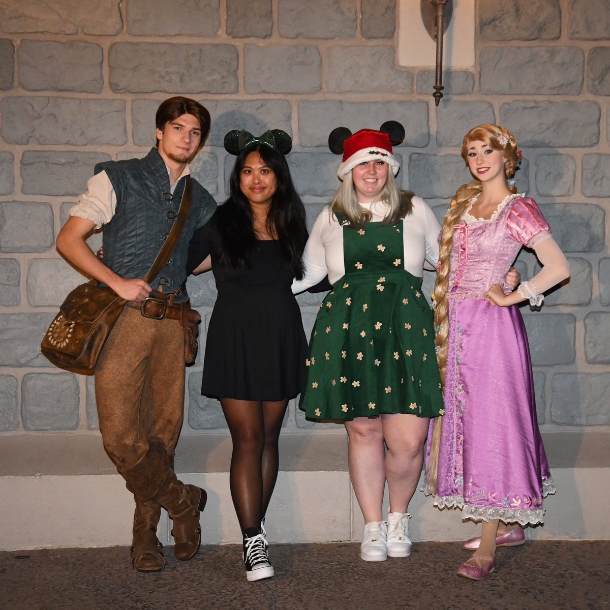 Episode 36: “About Us 2.0” is up now! This week, Lauren and Ivy reintroduce themselves by discussing Broadway favorites, Disney movies, and their favorite old memories together! #hsmtmts 

Apple: podcasts.apple.com/us/podcast/jus…

Spotify: open.spotify.com/episode/3kcc7B…