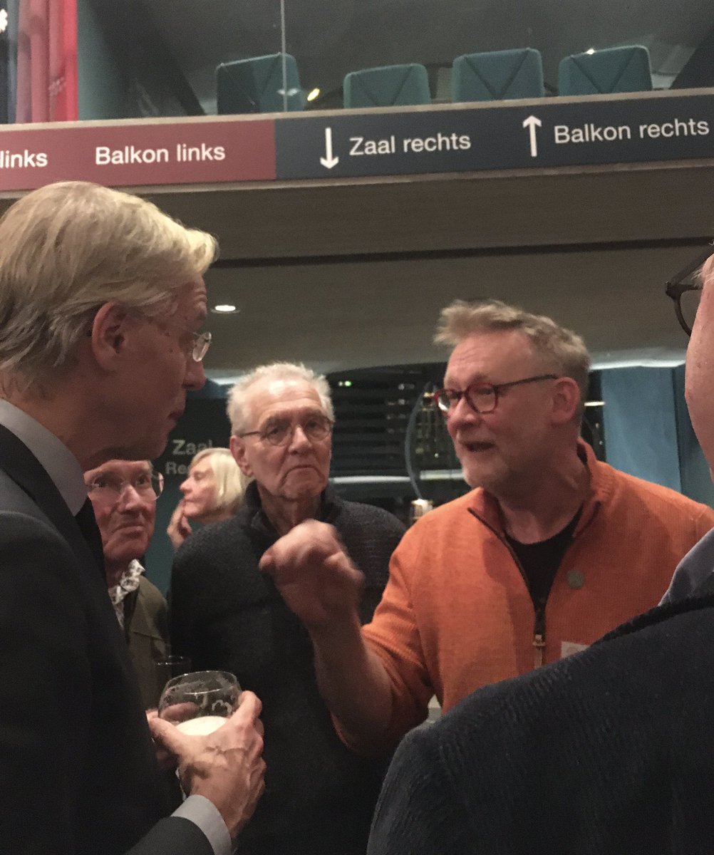 De @Drukwerkplaats heeft 2e plaats bij Erfgoedvrijwilligersprijs! En zo mooi dat de minister oprecht interesse heeft in wat daar in <a href="/GemeenteGouda/">Gemeente Gouda</a> Gouda wordt gedrukt voor moois. Wat, met welke letters en wat voor omslag? Een pleidooi voor het gedrukte boek 📕 @PeterpaulK