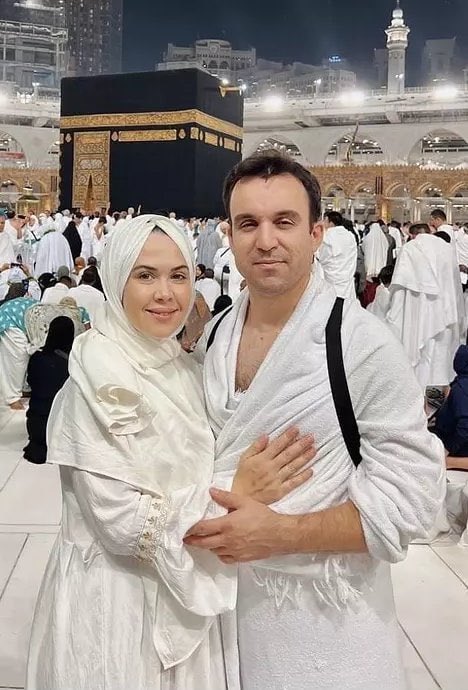WHO18811938's tweet photo. 👉Sosyal medya fenomenleri Tayyar Öz ve Özlem Öz'ün tüm mal varlıklarına el konuldu. :)) 
👉Görüntüler hep aynı değil mi? Din, Kabe, Allah, Peygamber derken her türlü suçu işleyenlerin malı götürenlerin Türkiye Yüzyılı…
#cokusdonemi https://t.co/zwEaBQc7eL