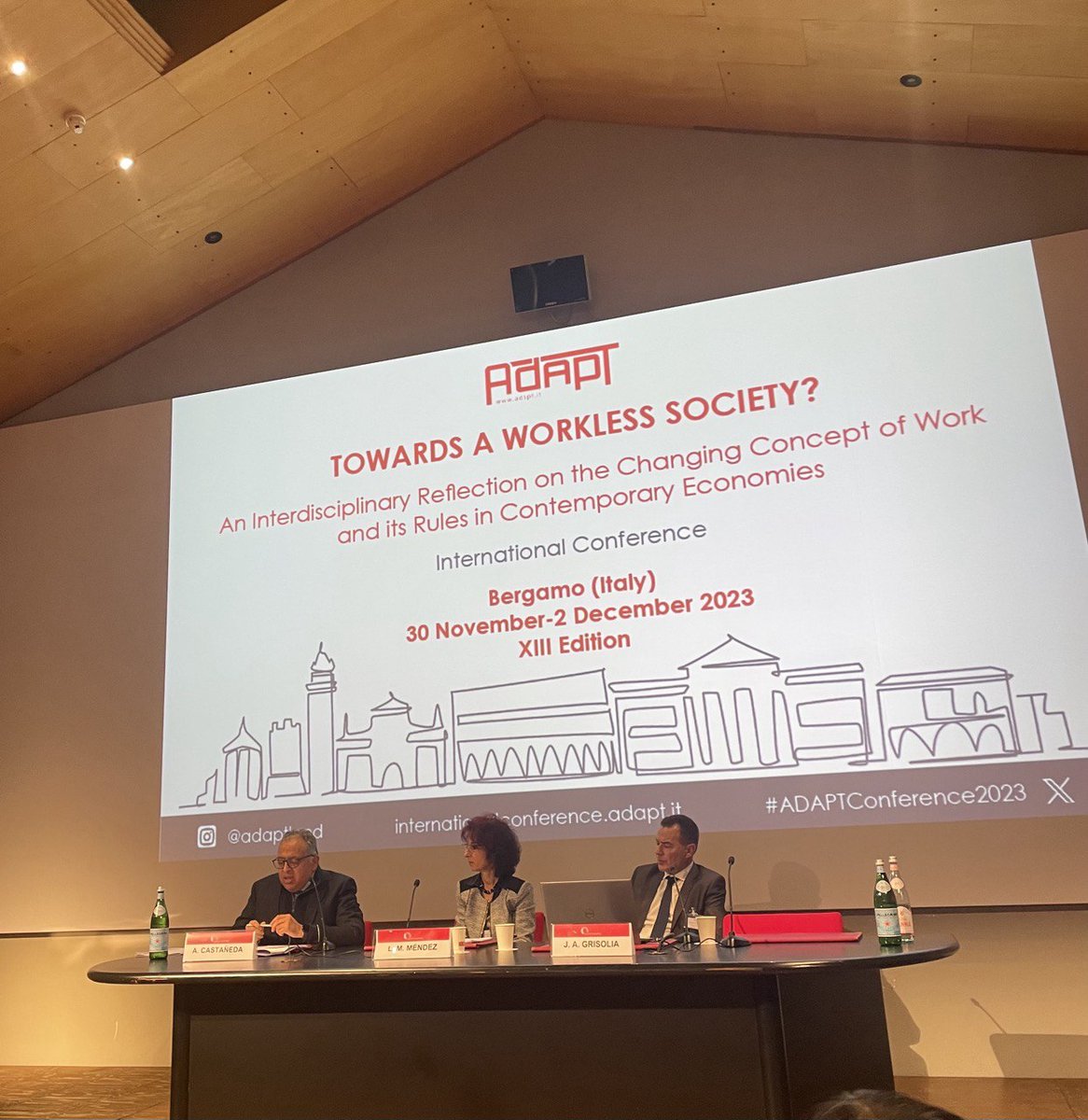 CaneveSilvia's tweet image. On the second plenary session of #ADAPTConference2023, Julio Armando Grisolia (Director &amp;amp; teacher of the Master in #LabourLaw and International #LabourRelations and of the Doctorate in Labour Law @UNTREF) is going to investigate the topic ¿Hacia una sociedad sin #trabajo? (1/6)