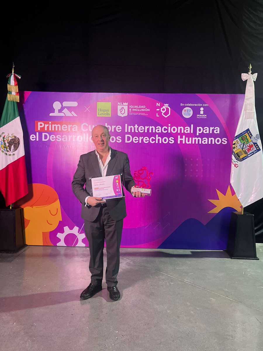 Me llena de orgullo participar como presidente de #Extrategia y coorganizador, junto con Hogan Lovells México, de la <a href="/PrimeraCumbreDH/">primeracumbreinternacionaldh</a>. Tuve el privilegio de hablar en una entrevista con TV Azteca, resaltando el poder de la justicia y la igualdad.