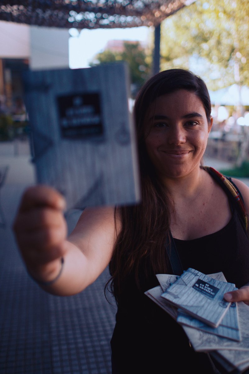 Juanchi_Ugalde's tweet photo. Ayer estaba tomando un café y se acercó una chica a ofrecerme unos libritos.
Su nombre es Melina Fortunato y es de Lago Puelo, Chubut.
Tiene un proyecto de escritura que viene haciendo hace 10 años y quiere poder llegar a que la gente conozca su proyecto.
Esta hace unos meses en Mar del Plata y escribe sobre sus pensamientos, las cosas que va viviendo en su viaje y sus experiencias. Sus cartillas se llaman "Poesías viajeras".
Le pregunte a Melina como era su instagram pero no tiene, me dejo su facebook y mail.
Le hice unas fotos y le grabé un video hablando para ver si puede aumentar su audiencia.

Melina Fortunato en Facebook - fortunatomelinao5@gmail.com
