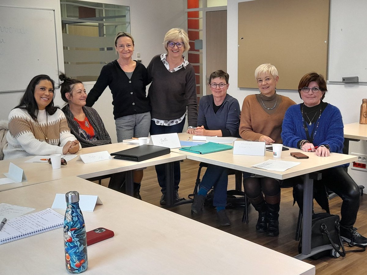 Activ Senior, c'est reparti à l'agence Pôle Emploi de Villefranche sur Saône ! 
Tous les mois une nouvelle cohorte de demandeurs d'emploi "seniors" attaque le marché de l'emploi! Ce mois ci c'est très  féminin.  Bonne chance à  elles! <a href="/J_Sanfilippo/">Joseph SANFILIPPO</a> @GallCecile @poleemploi_ara