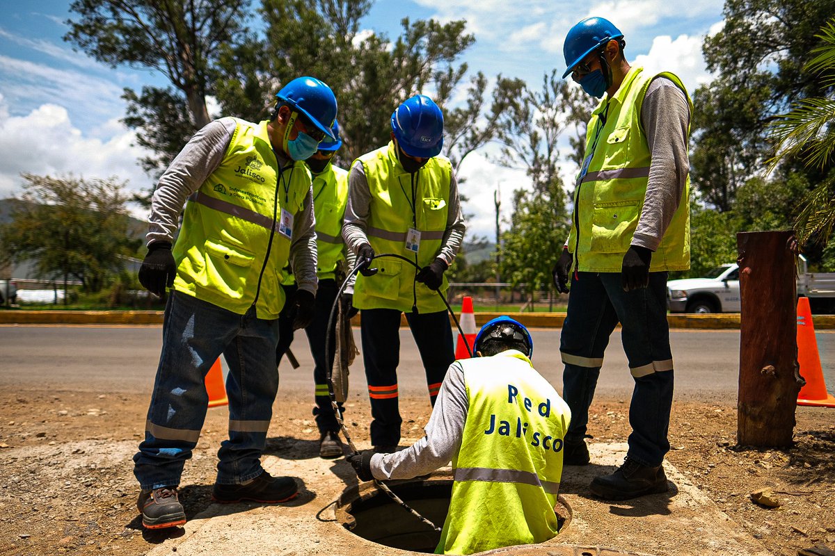 EnriqueAlfaroR's tweet photo. Cada año el @cicej_ premia las mejores obras de infraestructura y, este 2023, me llena orgullo decir que 3 obras a cargo de la SIOP fueron galardonadas: la carretera Autlán-Villa Purificación, la extraordinaria rehabilitación del antiguo Hospital Civil y #RedJalisco.

Estas obras, además de su complejidad técnica y la calidad con la que fueron ejecutadas, enaltecen el peso que tienen para el presente y futuro de Jalisco y las futuras generaciones.

A @DavidZamoraB, gran amigo y titular de la SIOP, así como a todo su equipo y al @cicej_, todo mi reconocimiento. Hoy nuestro estado tiene rumbo y es, en gran medida, por todo su trabajo, voluntad y visión para entrarle a las grandes obras que hoy ya son un legado para Jalisco.
