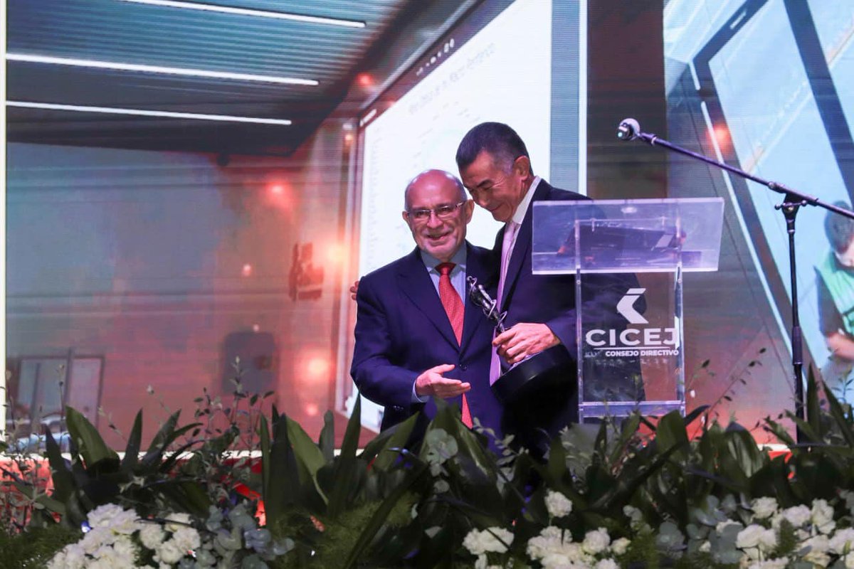 EnriqueAlfaroR's tweet photo. Cada año el @cicej_ premia las mejores obras de infraestructura y, este 2023, me llena orgullo decir que 3 obras a cargo de la SIOP fueron galardonadas: la carretera Autlán-Villa Purificación, la extraordinaria rehabilitación del antiguo Hospital Civil y #RedJalisco.

Estas obras, además de su complejidad técnica y la calidad con la que fueron ejecutadas, enaltecen el peso que tienen para el presente y futuro de Jalisco y las futuras generaciones.

A @DavidZamoraB, gran amigo y titular de la SIOP, así como a todo su equipo y al @cicej_, todo mi reconocimiento. Hoy nuestro estado tiene rumbo y es, en gran medida, por todo su trabajo, voluntad y visión para entrarle a las grandes obras que hoy ya son un legado para Jalisco.