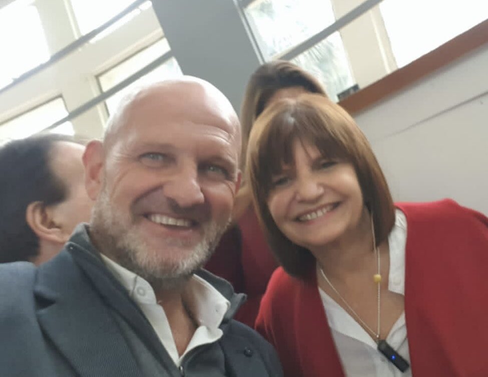 Felicitaciones <a href="/PatoBullrich/">Patricia Bullrich</a> Se que sos la persona idónea y con el coraje necesario para encabezar el <a href="/MinSeg/">MinSeg</a> Una segunda oportunidad para los argentinos que queremos vivir en paz y la última para los delincuentes y narcotraficantes. A partir del 10/12 EL QUE LAS HACE, LAS PAGA.