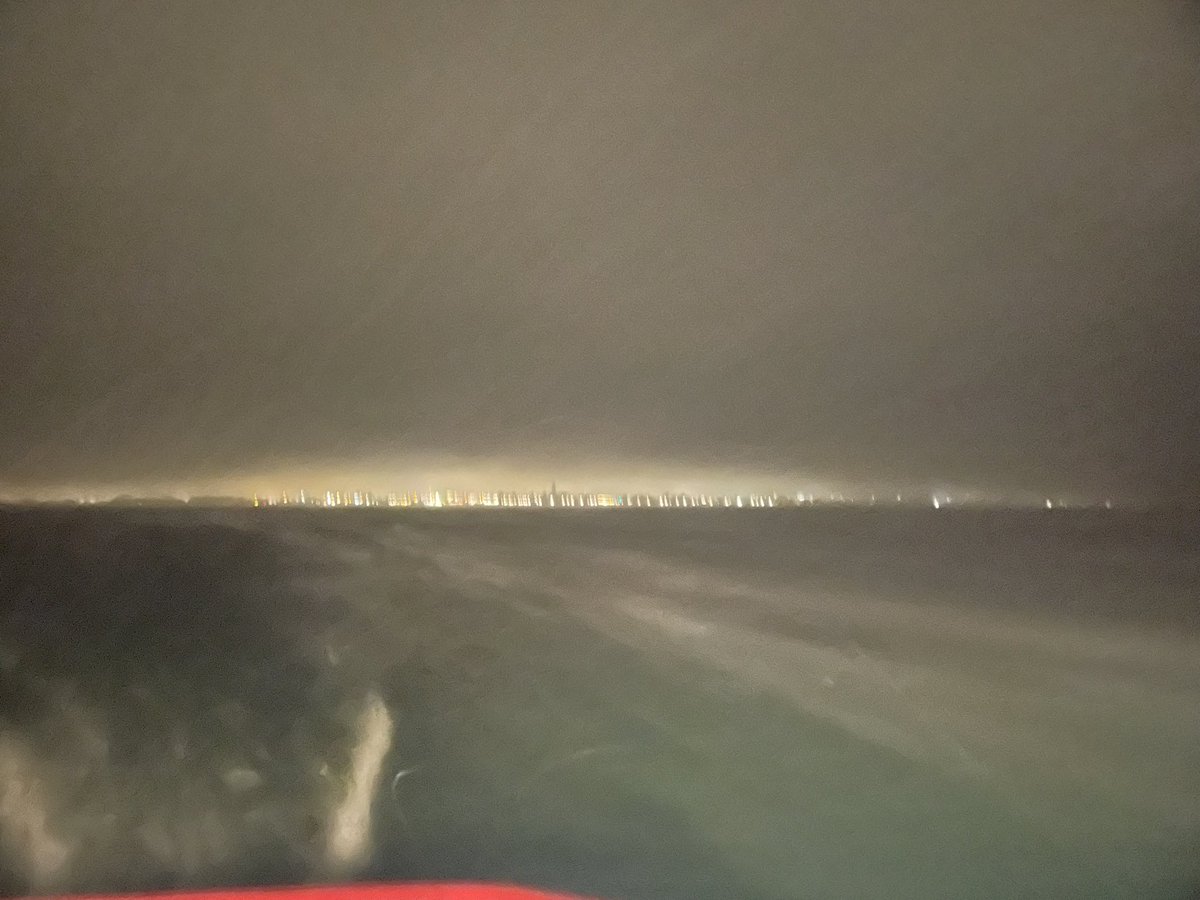 Ich bin gar so ökologisch. Der Gedanke, dass am Sonntag zwei Autos in die selbe Richtung um den Bodensee fahren müssten. Nö. Hab Postauto-Zug-Fähre gewählt. Dauert zwar ein Stück länger. Entspannt. Es schneit ohnehin. Unentspannend: Verspätungen. Aber pünktlich auf dem Wasser.