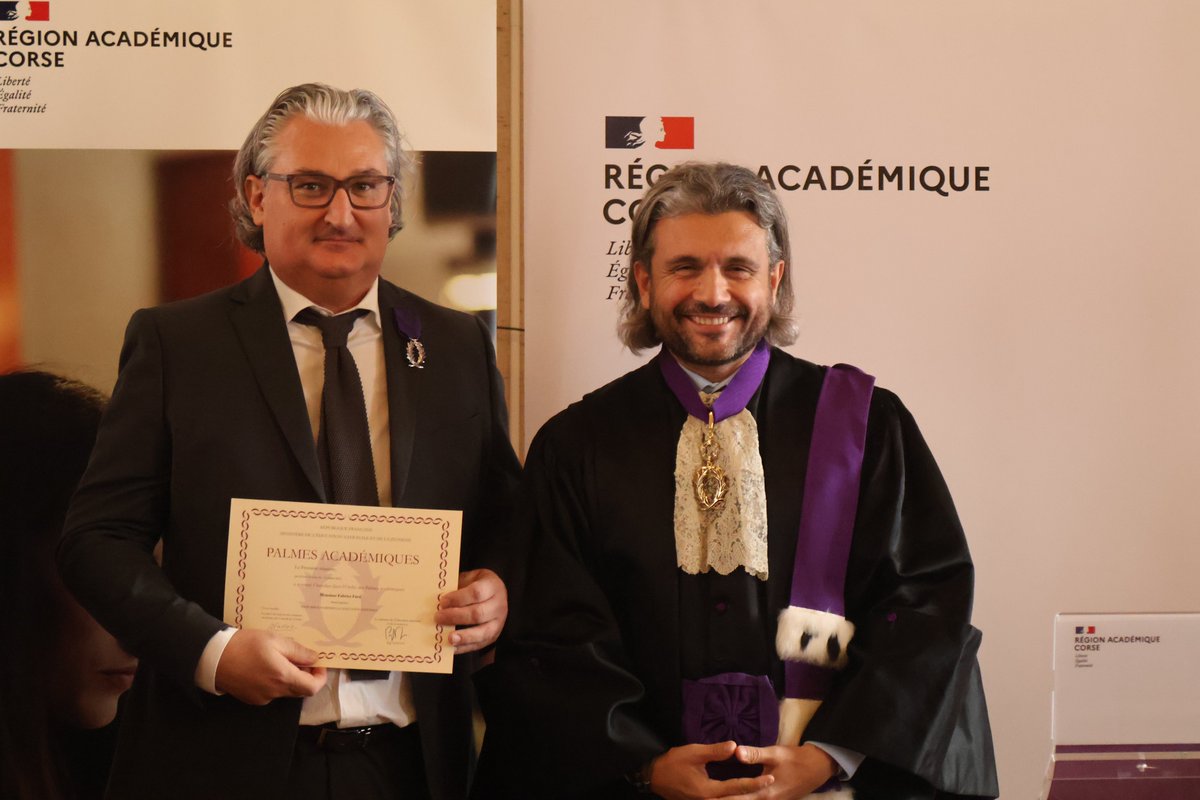 #Distinction | Ce 1er décembre, le recteur Jean-Philippe Agresti a décoré 18 personnels de l'<a href="/accorse/">Académie de Corse</a> promus Chevaliers, Officiers et Commandeur de l'Ordre des Palmes académiques. Les récipiendaires et leurs proches étaient accueillis au rectorat, pour ce moment solennel.