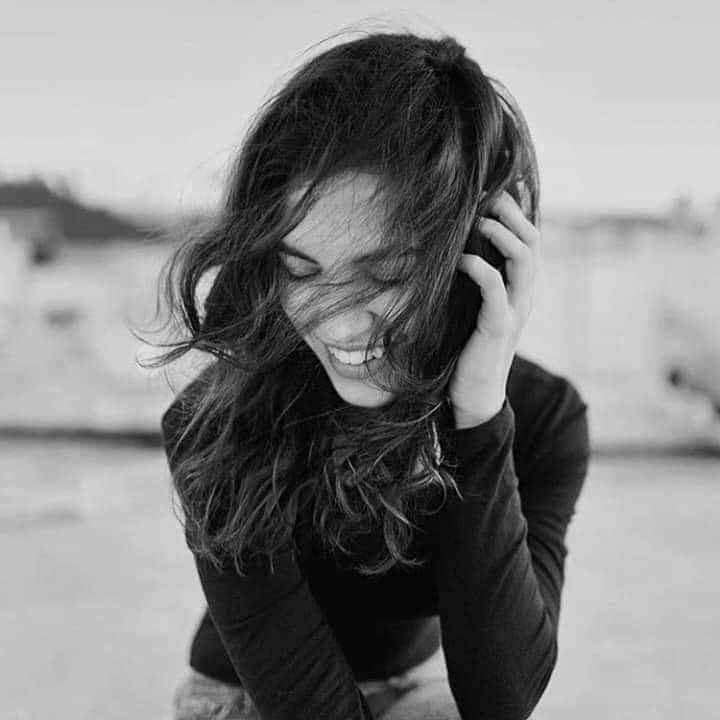 “Esos que me hacen reír, que me cuidan,
esos que me entienden, que me perdonan,
esos que siempre están, que me miran a los ojos y siempre me dicen su verdad con cariño,
esos que vuelan conmigo y me encienden los días grises.
Esos, que no se vayan nunca...”