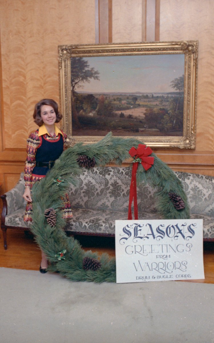 We send this ginormous Christmas wreath, received by Julie Nixon Eisenhower on behalf of the White House from the Warriors Drum & Bugle Corps of Oshkosh, Wisconsin, to our friends @IkeLibrary (Image: WHPO-D1102-04) #ArchivesGiftExchange #ArchivesHashtagParty