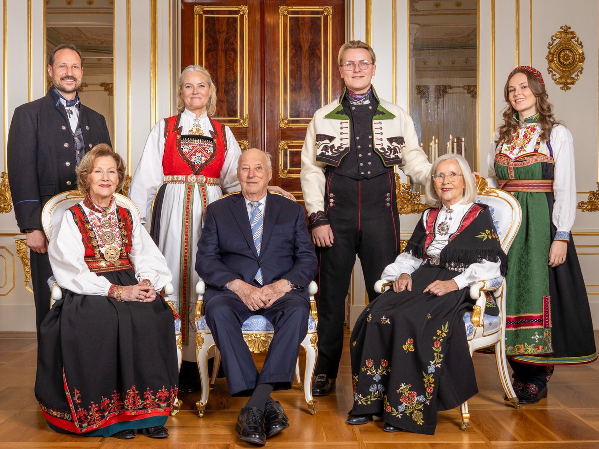 The Royal Court of 🇳🇴 released a family photo in honour of Prince Sverre Magnus' 18th Birthday. 

Prince Sverre Magnus received a Bunad from the King couple. The undercoat model is a gray jersey undercoat from Aust-Telemark from approx. 1870.

📸 Heiko Junge // NTB