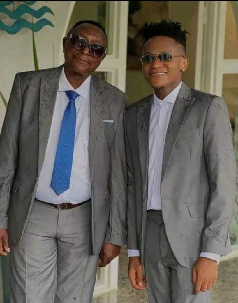 KalambMoise5's tweet photo. Le jeune leader #INNOSS'B et son père ,un mot pour eux. Et dite nous comment vous avez trouver sa nouvelle chanson #Mpiaka ! https://t.co/BFDKIDiVmF