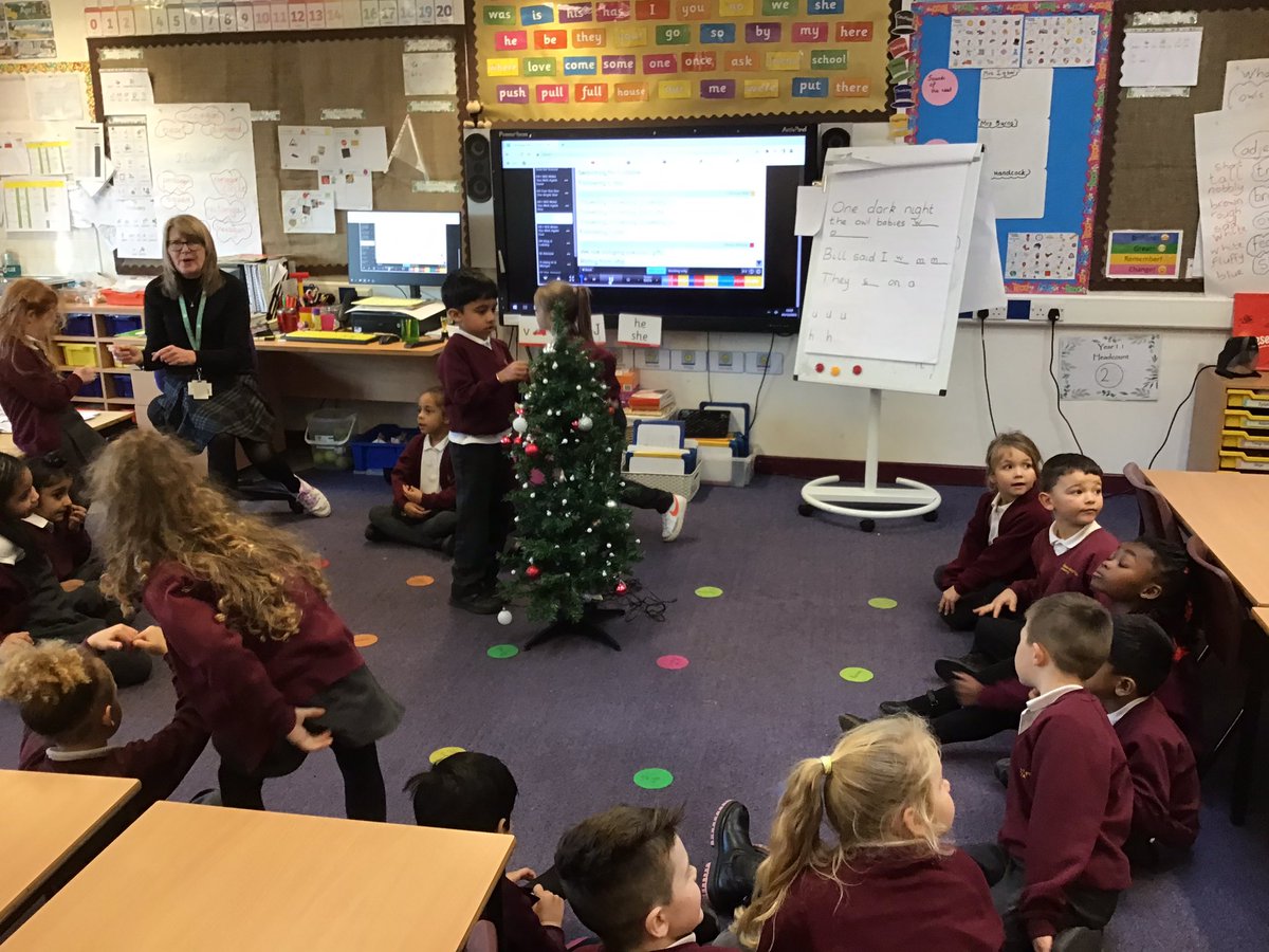 MrsB_Fibbs's tweet photo. Mrs Burns class is decorating the tree and singing some Christmas songs. https://t.co/f9e9fpHnDS