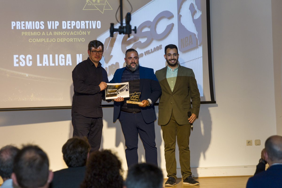 VIP_Deportivo's tweet photo. #VPD23 🏆👏🏼 | PREMIOS VIP DEPORTIVO 2023
🏅 Premio a la innovación y complejo deportivo: ESC LALIGA NBA (@ESC_LaLiga_NBA)
🙌🏼 Recogido por José Antonio Gonzalez (@Josele_Glez), Director Deportivo de ESC LALIGA NBA.
👏🏼 Entregado por el director de VIP Deportivo, Víctor Pablo Prado (@vpps99) y Felix Damian de @felixdamianfilm.
#VIPDeportivo #VPD23
