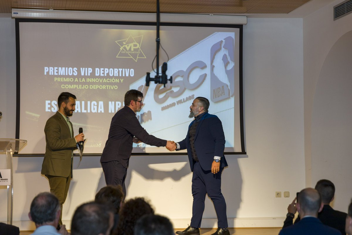 VIP_Deportivo's tweet photo. #VPD23 🏆👏🏼 | PREMIOS VIP DEPORTIVO 2023
🏅 Premio a la innovación y complejo deportivo: ESC LALIGA NBA (@ESC_LaLiga_NBA)
🙌🏼 Recogido por José Antonio Gonzalez (@Josele_Glez), Director Deportivo de ESC LALIGA NBA.
👏🏼 Entregado por el director de VIP Deportivo, Víctor Pablo Prado (@vpps99) y Felix Damian de @felixdamianfilm.
#VIPDeportivo #VPD23