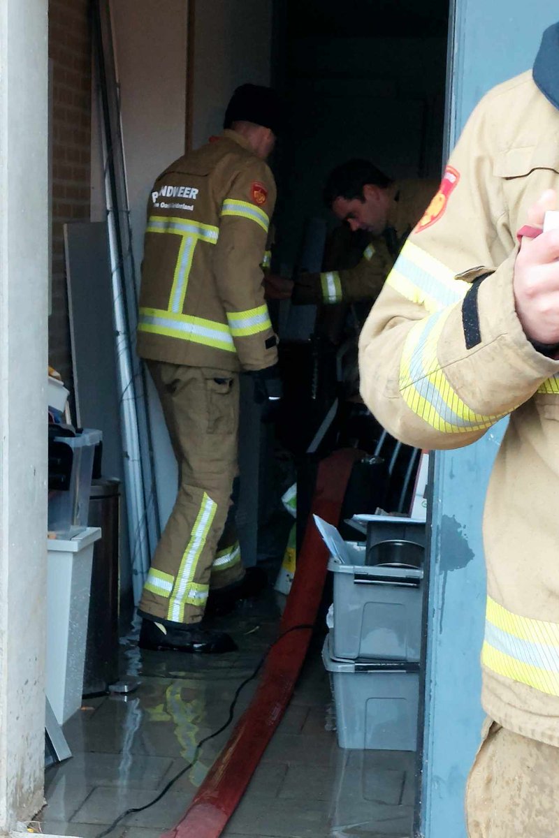 📟 Melding: Prio 3 Wateroverlast 
Kanaalstraat Apeldoorn 
🕖 Tijd: 13:31 uur 
📆 Datum: 01-12-2023 
👨‍🚒 Beroeps: A-Ploeg
🏪 Post 26: Apeldoorn-Centrum 
🚒 Voertuig: TS 06-2631 
📸 Joshua Prijs