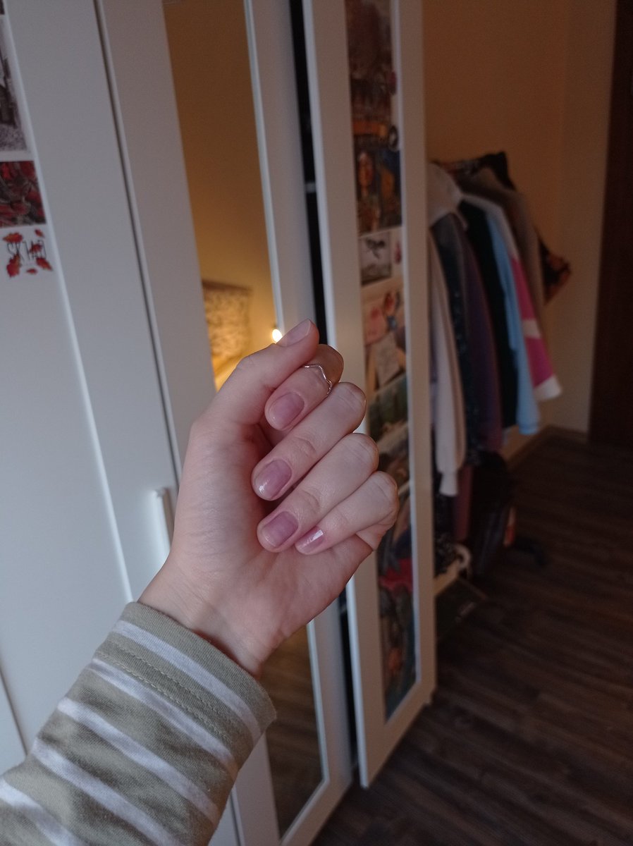 maytonskaya's tweet photo. спустя 5+ лет слезла с иглы "покрытие ногтей гель-лаком" и меня даже не бесят мои руки (нанесла на ногти укрепляющую штуку, поэтому они всё равно чуть-чуть блестят...) https://t.co/wEQ3qu3FCC