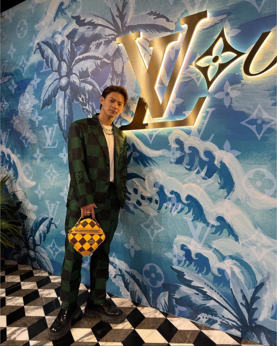 shoyu1296's tweet image. 昨日は夜遊びしたので紫耀くんを追えなくて今日休みでやっとみれた。紫耀くんの人柄の良さを褒めている言葉が多くて嬉しかったな♡夜遊び推し活の相方と昨日このスーツ見た時に「炭治郎？あっでも紫耀くん性格炭治郎に似てるしね♡」って話してたんだ♡

#LVMEN  #LVMenFall24 
#ShoHirano  #平野紫耀